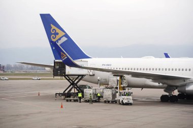 Almaty, Kazakistan - 03.16.2022: Astana Hava Yolları uçağındaki yolculara hazırlık.