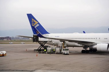 Almaty, Kazakistan - 03.16.2022: Astana Hava Yolları uçağındaki yolculara hazırlık.