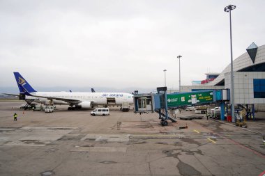 Almaty, Kazakistan - 03.16.2022: Astana Hava Yolları uçağındaki yolculara hazırlık.