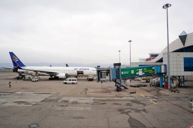 Almaty, Kazakistan - 03.16.2022: Astana Hava Yolları uçağındaki yolculara hazırlık.