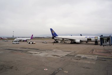 Almaty, Kazakistan - 03.16.2022: Astana Hava Yolları uçağındaki yolculara hazırlık.