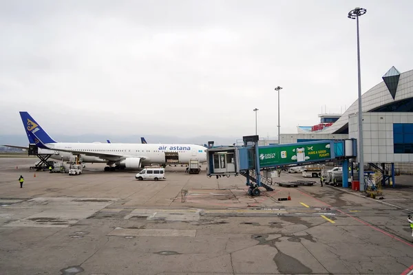 Almaty, Kazakistan - 03.16.2022: Astana Hava Yolları uçağındaki yolculara hazırlık.