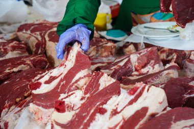 Almaty, Kazakistan - 03.25.2022: Açık pazarda farklı et parçaları satışa sunuldu.