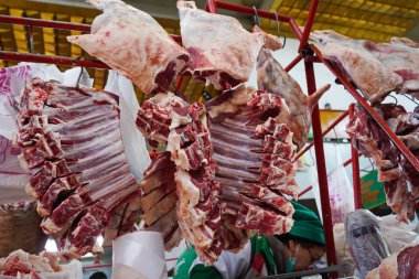 Almaty, Kazakistan - 03.25.2022: Açık pazarda farklı et parçaları satışa sunuldu.