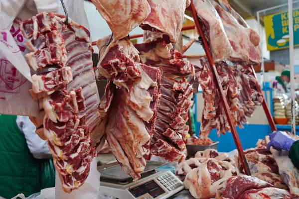 哈萨克斯坦阿拉木图 2022 不同部分肉类准备在公开市场上出售 — 图库照片