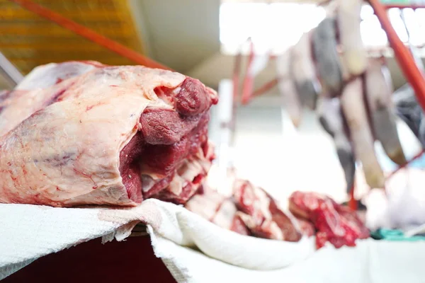 アルマトイ カザフスタン 2022 オープン市場での販売のために肉のさまざまな部分が用意されています — ストック写真