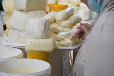 Almaty, Kazakistan - 03.25.2022: Ekşi süt ve peynir ürünleri açık pazarda satışa sunuldu.