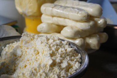 Almaty, Kazakistan - 03.25.2022: Ekşi süt ve peynir ürünleri açık pazarda satışa sunuldu.