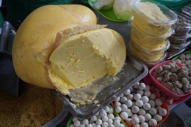 Almaty, Kazakistan - 03.25.2022: Ekşi süt ve peynir ürünleri açık pazarda satışa sunuldu.