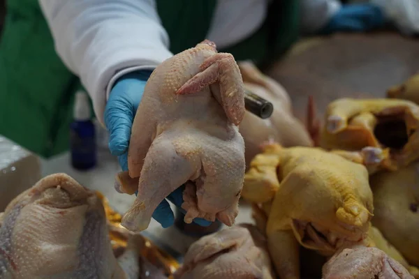 Almaty Kazakistan 2022 Vendita Carne Pollo Sul Mercato Aperto — Foto Stock