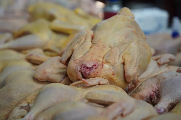 哈萨克斯坦阿拉木图 2022 在公开市场上销售鸡肉 — 图库照片#
