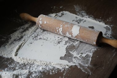 Merdane un ile birlikte masanın üstünde.