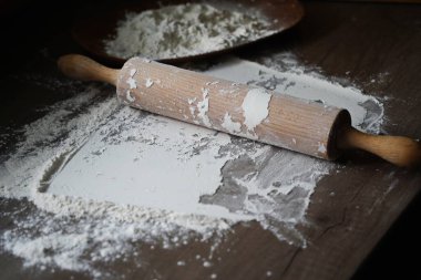 Merdane un ile birlikte masanın üstünde.