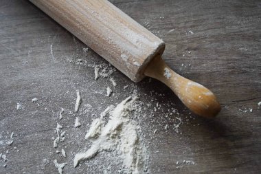 Merdane un ile birlikte masanın üstünde.