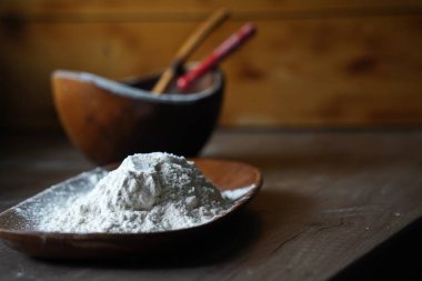 Masada bir avuç un var..