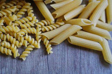 Almaty, Kazakistan - 03.30.2022: Mutfak masasına çeşitli makarnalar serildi