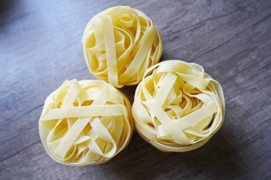 Almaty, Kazakistan - 03.30.2022: Mutfak masasının üzerine kuru makarna serildi.