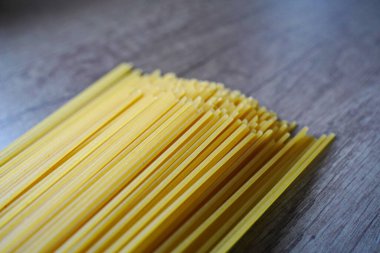 Almaty, Kazakistan - 03.30 2022: Kuru erişteler mutfak masasının üzerine serildi