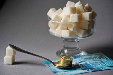 Almaty, Kazakistan - 03.28.2022: Kazakistan parası - tenge ve şeker mutfak masasında..