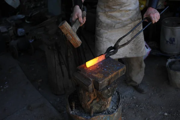 Almaty Kazakhstan 2015 Blacksmith Makes Metal Holder Knives Tools Workshop — Stock fotografie