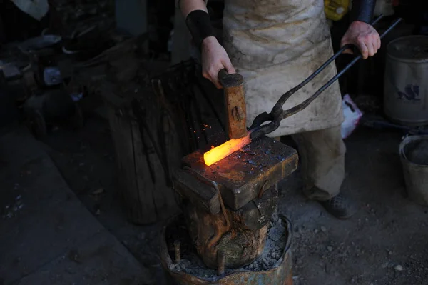 Almaty Kazakhstan 2015 Blacksmith Makes Metal Holder Knives Tools Workshop — Stock fotografie