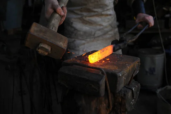 Almaty Kazakhstan 2015 Blacksmith Makes Metal Holder Knives Tools Workshop — Stockfoto