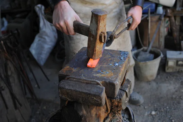 Almaty Kazakhstan 2015 Blacksmith Makes Metal Holder Knives Tools Workshop — Stockfoto