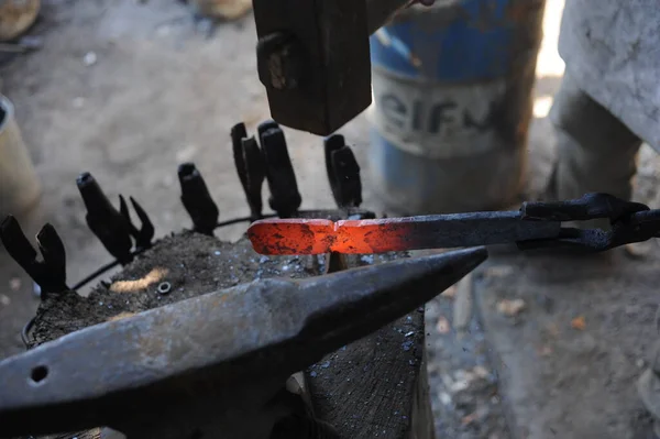 Almaty Kazakhstan 2015 Blacksmith Makes Metal Holder Knives Tools Workshop — Fotografia de Stock