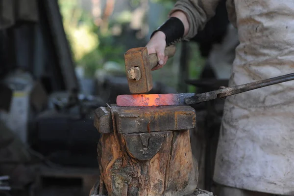 Almaty Kazakhstan 2015 Blacksmith Makes Metal Holder Knives Tools Workshop — Foto Stock