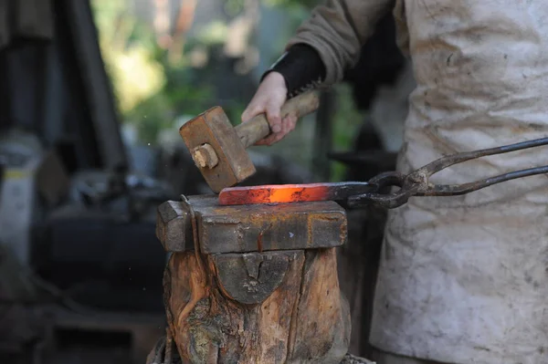 Almaty Kazakhstan 2015 Blacksmith Makes Metal Holder Knives Tools Workshop — Stock Photo, Image