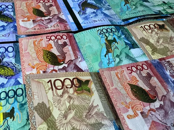 Billetes Tenge Kazajo Diferentes Denominaciones Presentan Una Fila Sobre Mesa — Foto de Stock
