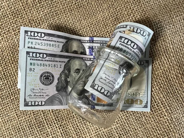 Δολάρια Γυάλινα Βάζα Στο Τραπέζι — Φωτογραφία Αρχείου