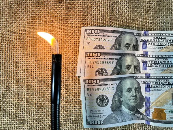 Ein Brennendes Feuer Aus Einem Gasbrenner Und Dollarscheine Auf Dem — Stockfoto