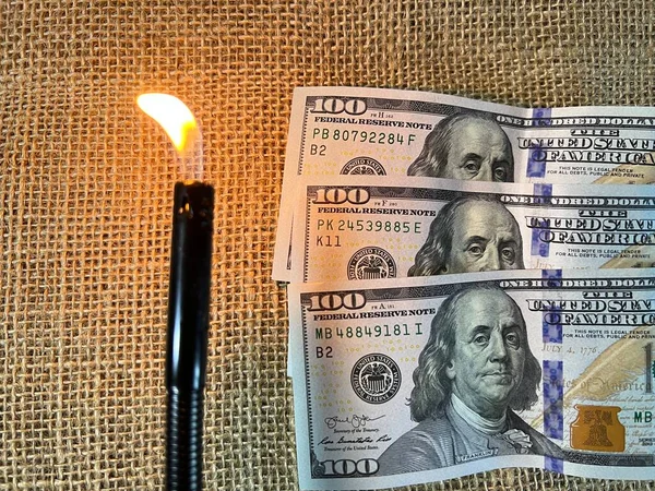 Een Aangestoken Vuur Van Een Gasbrander Dollarbiljetten Tafel — Stockfoto