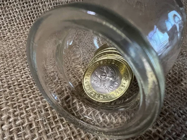 Казахстанские Тенговые Монеты Стеклянные Банки Столе — стоковое фото