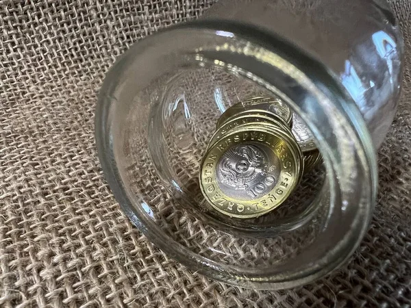 Казахстанські Тенге Монети Скляні Посудини Столі — стокове фото