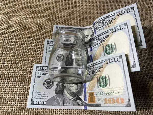 Ένα Γυάλινο Βάζο Ένα Δολάριο Στο Τραπέζι — Φωτογραφία Αρχείου