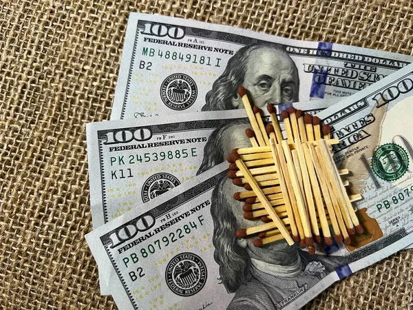 Eine Handvoll Streichhölzer Auf Dollarscheinen Auf Dem Tisch — Stockfoto