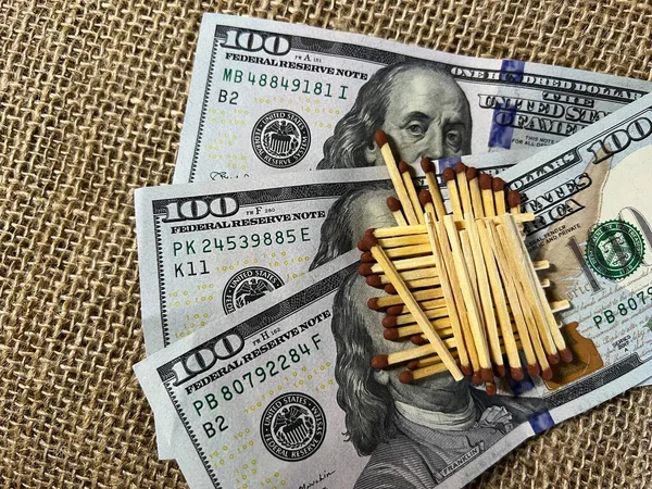 Eine Handvoll Streichhölzer Auf Dollarscheinen Auf Dem Tisch — Stockfoto