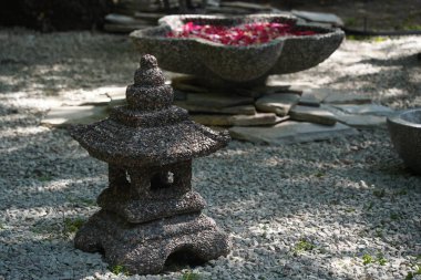 Bahçe bölgesinde Japon tarzı taş fenerler.