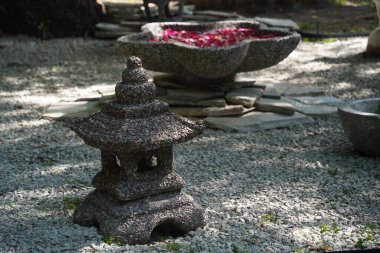 Bahçe bölgesinde Japon tarzı taş fenerler.