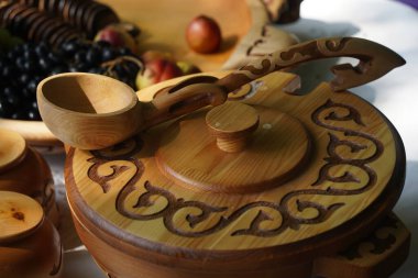 Kazak ulusal desenli ahşap oyma sofra takımı