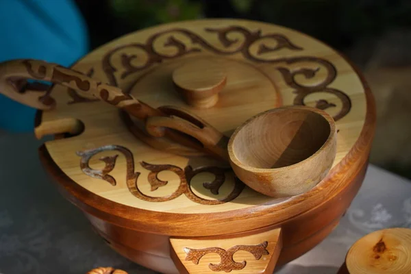 Деревянная Посуда Казахским Национальным Узором — стоковое фото