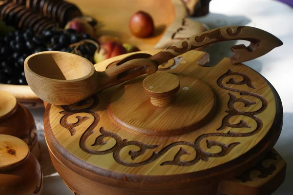 Деревянная Посуда Казахским Национальным Узором — стоковое фото