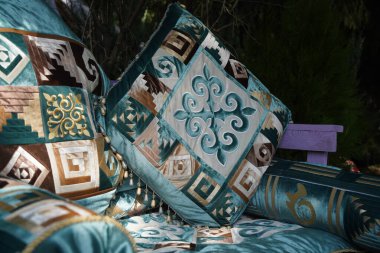 Kazak milli tarzında yastıklar ve yatak örtüleri..