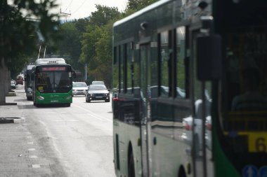 Almaty, Kazakistan - 08.09.2022: Şehir servis otobüsü durağa yanaşıyor..