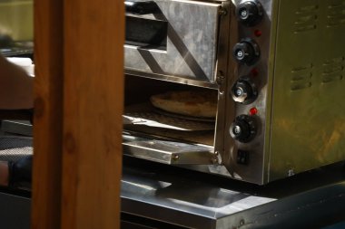 Farklı malzemelerle taze pizza pişiriyorum.