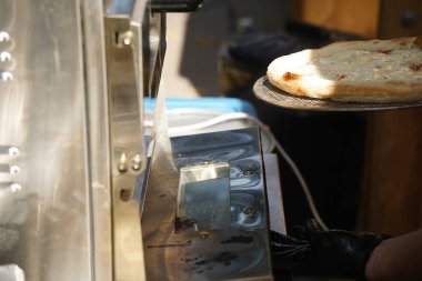 Farklı malzemelerle taze pizza pişiriyorum.