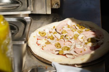 Farklı malzemelerle taze pizza pişiriyorum.