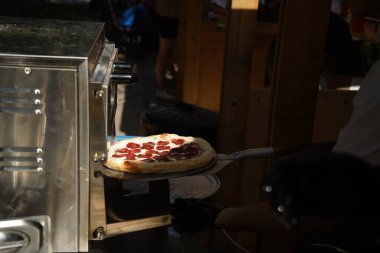 Farklı malzemelerle taze pizza pişiriyorum.